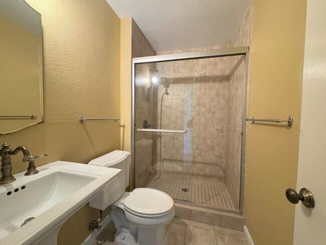 Foto del edificio - Move in Special-Mira Mesa three bedroom home with yard!