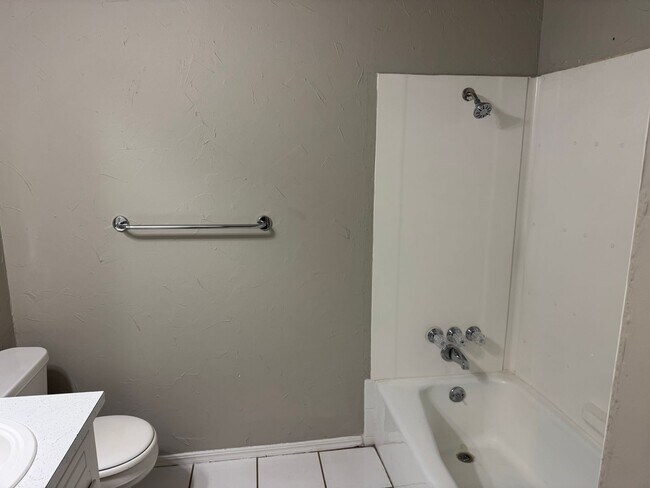 Building Photo - Adorable 3 bed, 1 and a half bath house in...