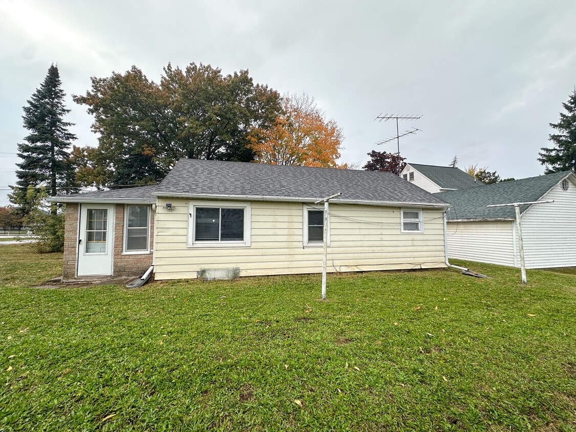 Primary Photo - 419 S Oak St