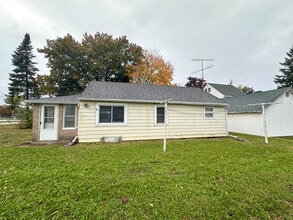 Building Photo - 419 S Oak St