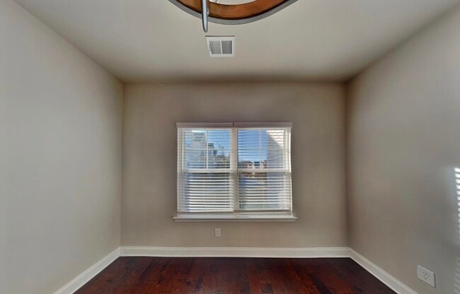 Building Photo - Townhouse Ready Now Townhouse Ready Now