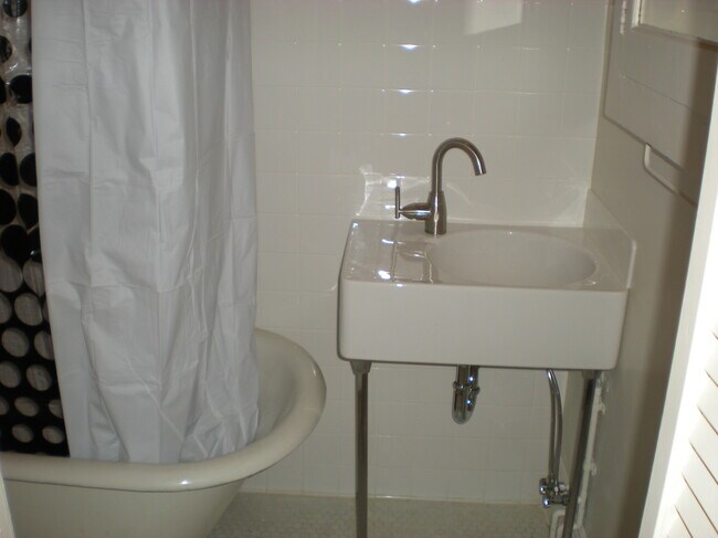 bathroom - 143A Dolores St