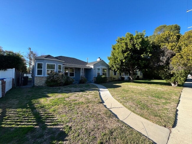 Building Photo - Spacious 2+2 home w/extra storage, upgrades + backyard!