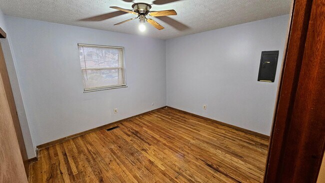Building Photo - 370 E Northwood Ave