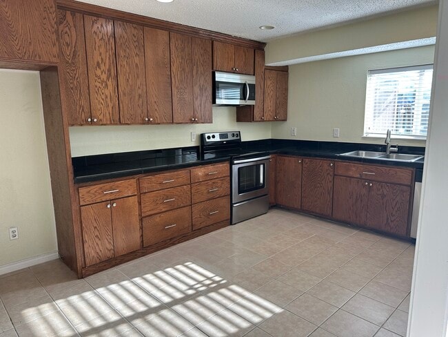 Building Photo - 2109 Cedarcrest Dr