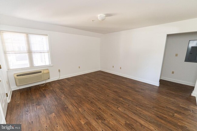Building Photo - 804 Travers St