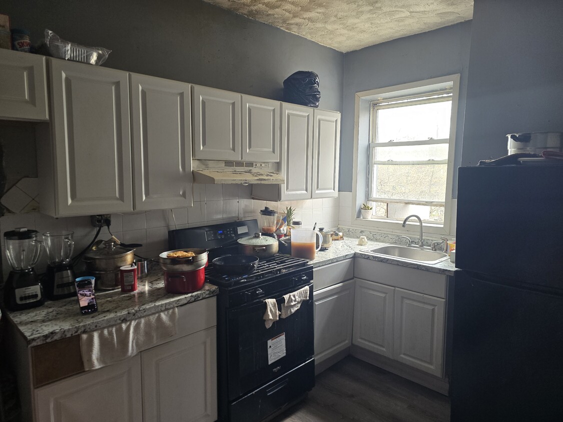 Primary Photo - 1337 Bushwick Ave