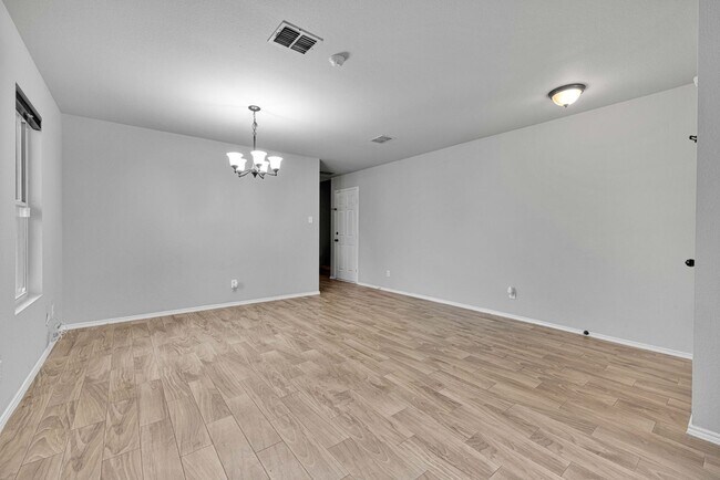 Building Photo - Recently Renovated 5-Bedroom Home with Dua...