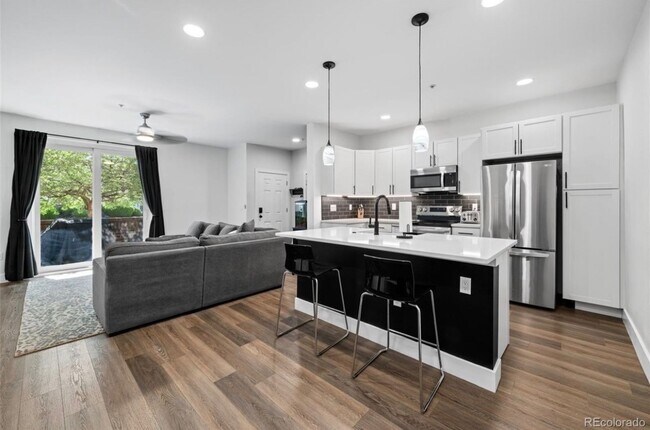 Building Photo - Bright 1 Bed Condo with Fitness Center & Prime Superior Location
