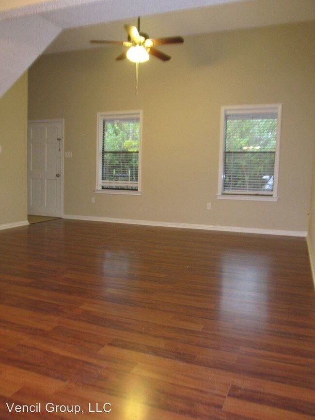 Building Photo - 641 Village Ln S