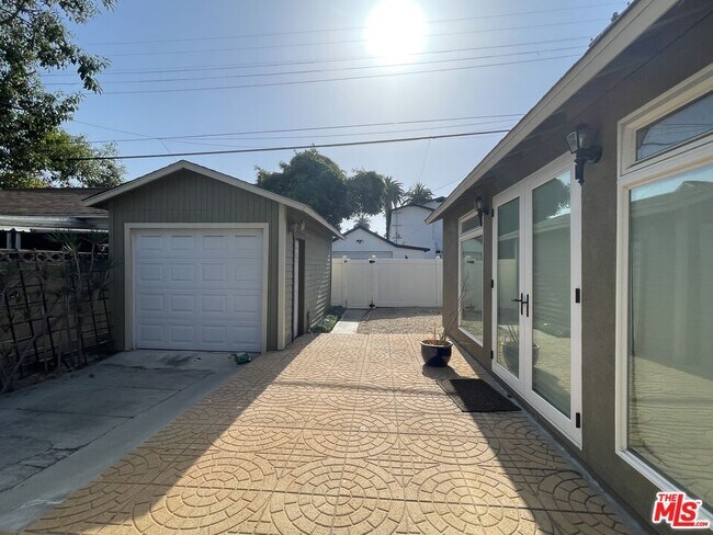 Foto del edificio - 4613 S Van Ness Ave