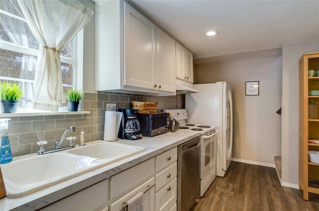 Foto del edificio - 1404 Forest Park Blvd