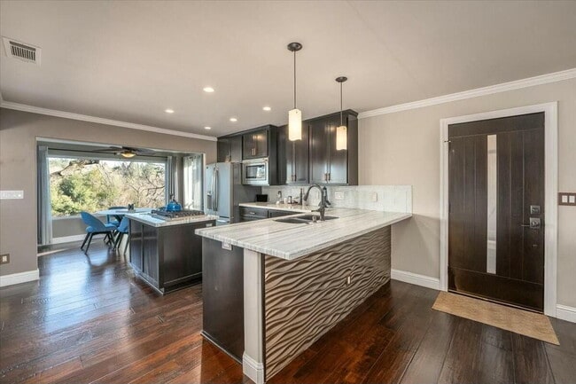 Foto del edificio - Executive Rental w/River Views from Every ...