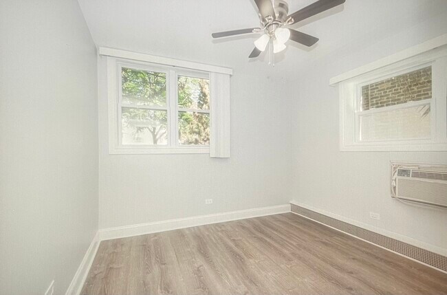 Foto del edificio - 7606 N Eastlake Ter