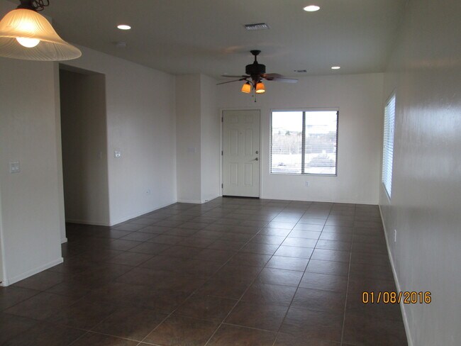 Building Photo - Easy care, Easy commute!