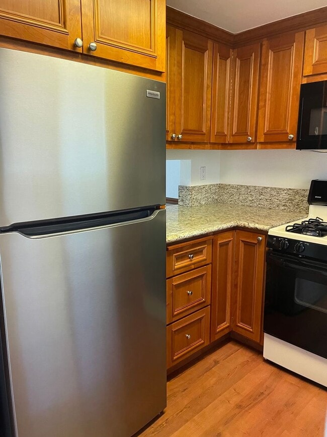 Building Photo - 3 bedroom 2.5 bath townhome Available now!
