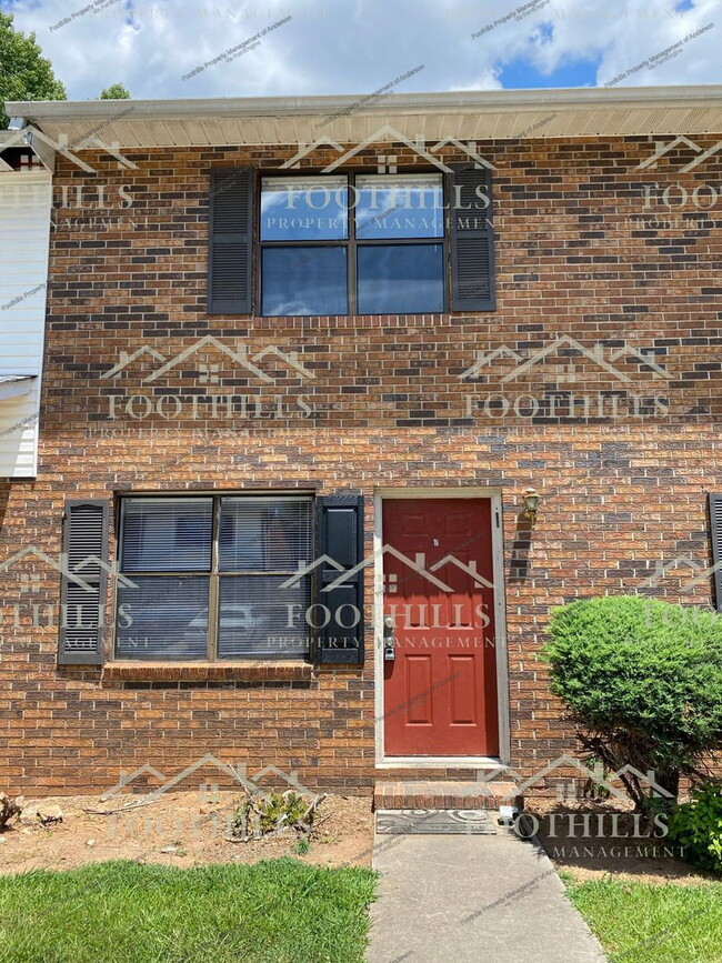 Building Photo - 108 Woodland Dr