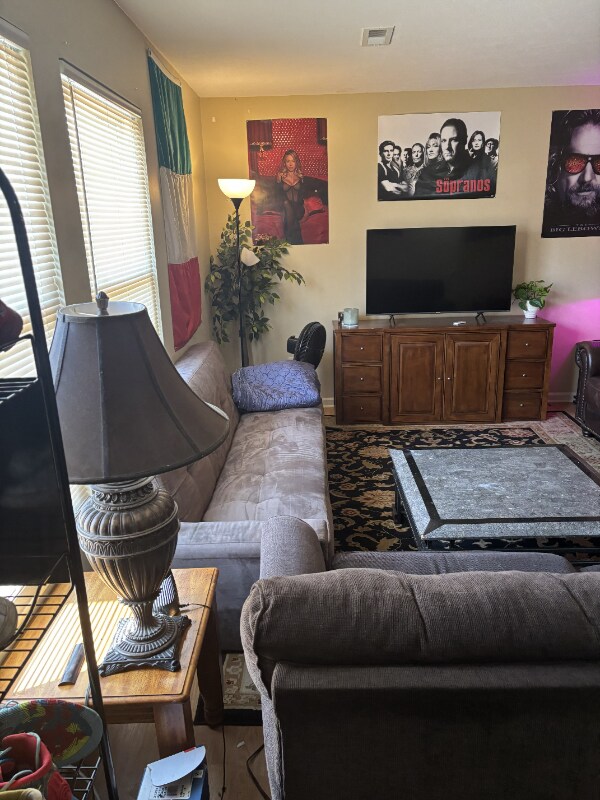 Foto del edificio - 1513 Whitehall Blvd