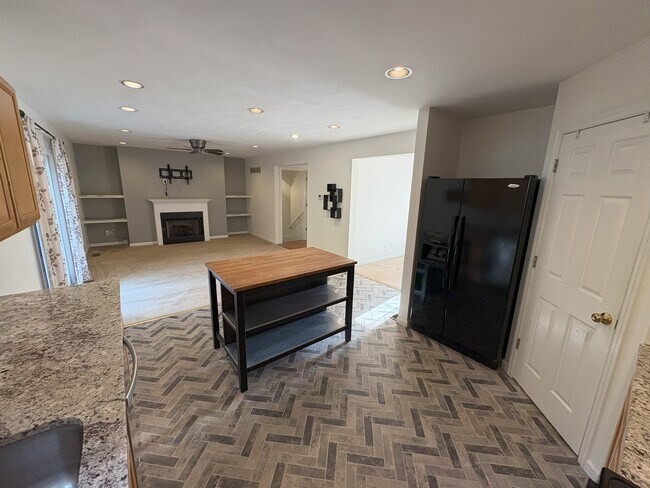 Cocina con vista hacia la sala de estar - 2562 Creve Coeur Dr