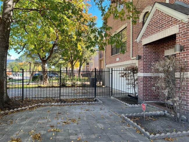 Foto del edificio - 5899 Fairdale Ln