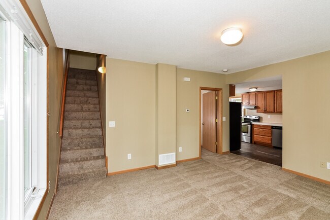 Building Photo - Quiet 3 bed, 1 Bath Shakopee Home with Upd...