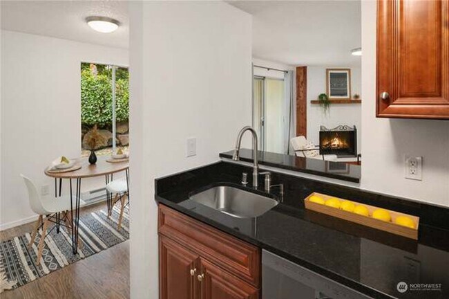 Foto del edificio - Beautiful 2 bed with private patio and outdoor space