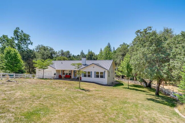 Building Photo - Beautiful 4-bedroom home situated on a pri...