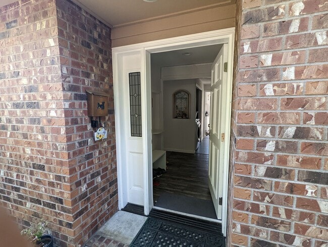 Building Photo - Beautiful and cozy 3 bed 2.5 bath home in ...