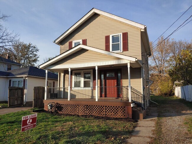 Foto del edificio - Nice three bedroom colonial with dining room.