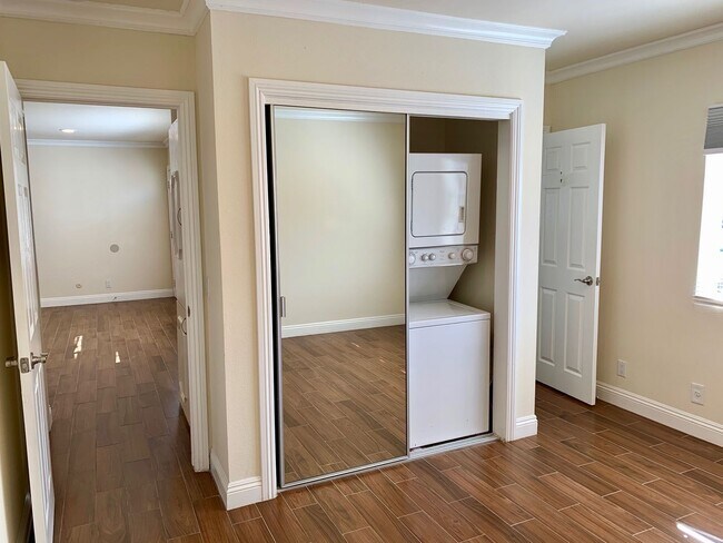 Foto del edificio - Luxury Upstairs 2 Bedroom Apartment in La ...