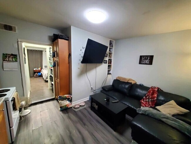 Photo du bâtiment - Bright Ground Floor Apartment (1 Bed, 1 Bath)