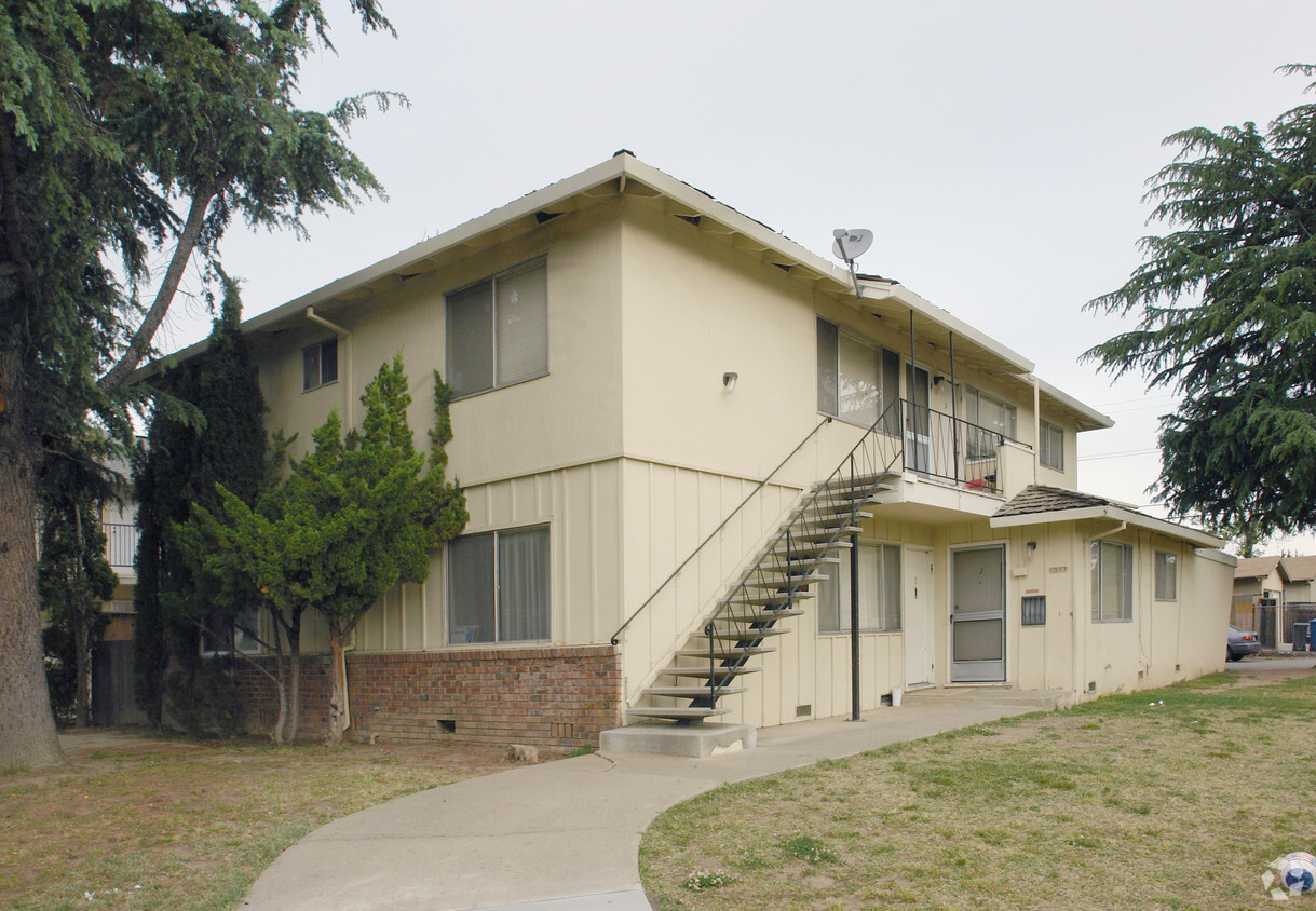 Primary Photo - 1077 West Hamilton Avenue