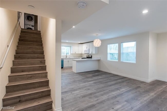 Building Photo - 3 br, 3 bath Townhome - 1909 Gardena Ave U...