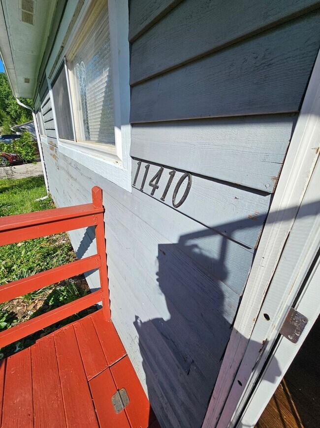 Foto del edificio - 4 bedroom 2 bath, must see inside!