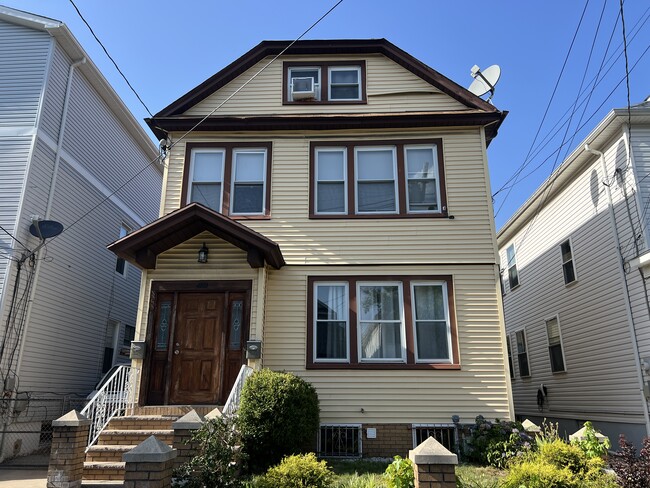 Building Photo - 1353 Alina St