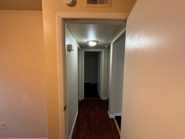 Building Photo - 3 Bedroom