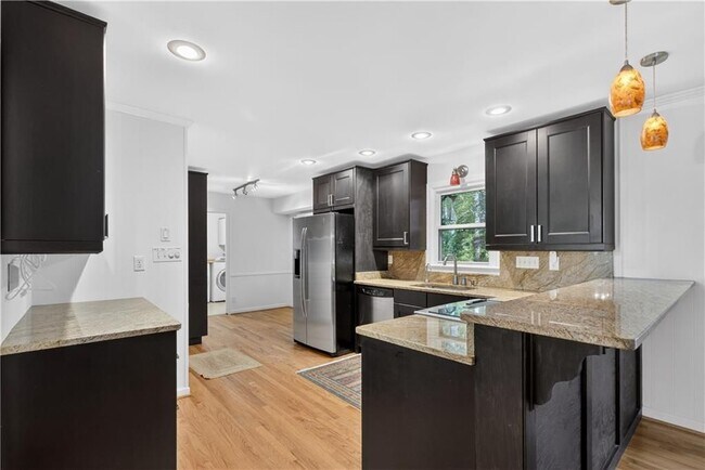 Foto del edificio - 4820 Summerford Dr