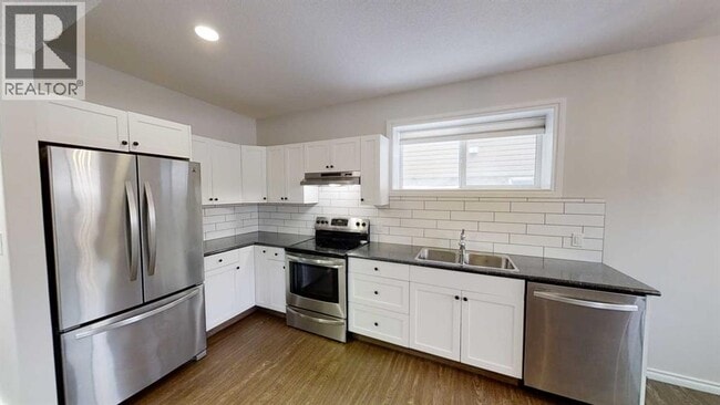 Building Photo - 11201-11298 98 St