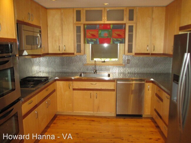 Building Photo - 4 br, 2.5 bath House - 7403 Abbott Lane