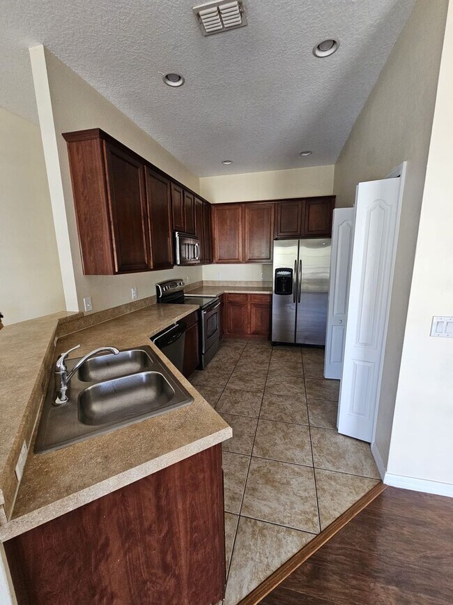 Foto del edificio - BEAUTIFUL, SPACIOUS,   2 BEDROOMS, 2 BATH APARTMENT