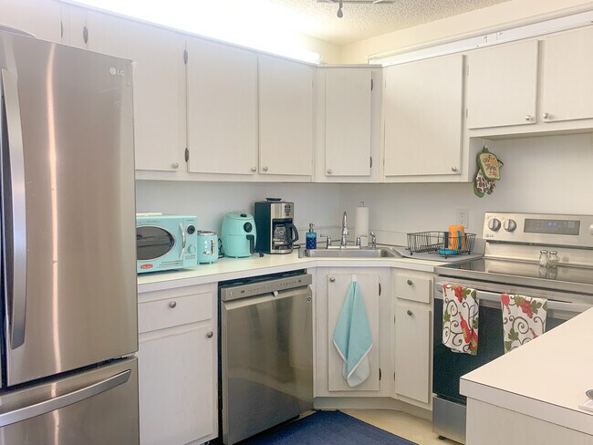 Foto del edificio - 320 Knotty Pine Cir