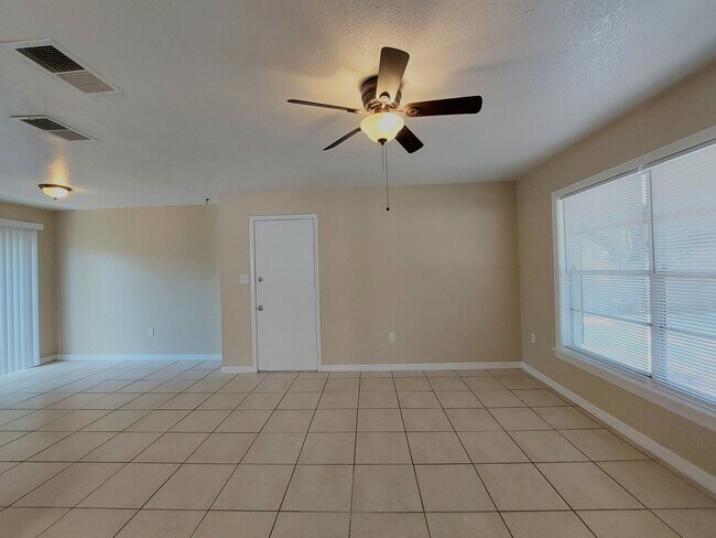 Building Photo - Beautiful 2 Bedroom, 1 Bathroom House in L...