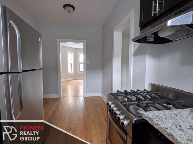 Building Photo - 4034 N Ashland Ave