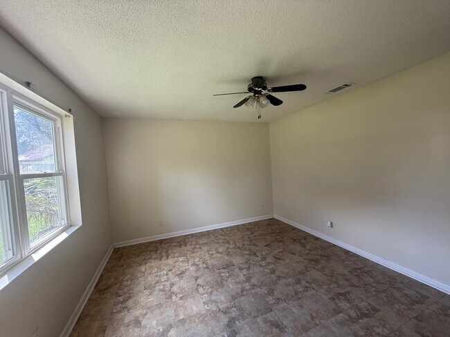 Building Photo - 814 Kelly Dr