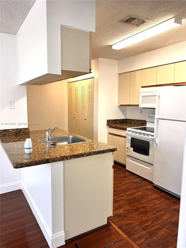 Foto del edificio - 17500 NW 67th Ct