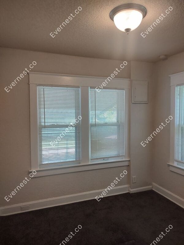 Building Photo - 835 S Ash Ave
