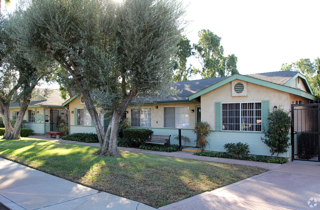 Foto principal - Persimmon Terrace Senior Apartments