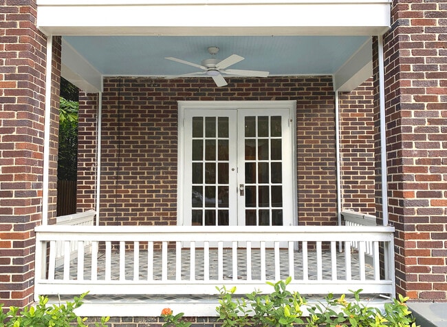 Building Photo - 2111 W Southview Ave