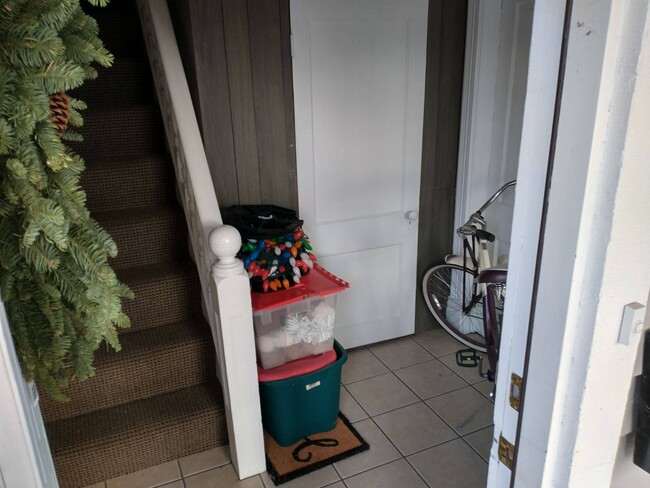 Entry has natural light and a storage claret. - 22 N Green St