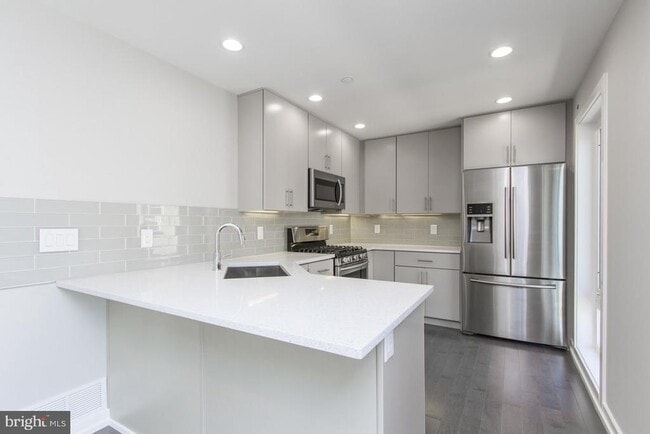 Building Photo - 712 S Sartain St